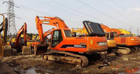 南寧工程機(jī)械租賃市場解析 挖掘機(jī)出租價(jià)格與防腐防銹工程的重要性